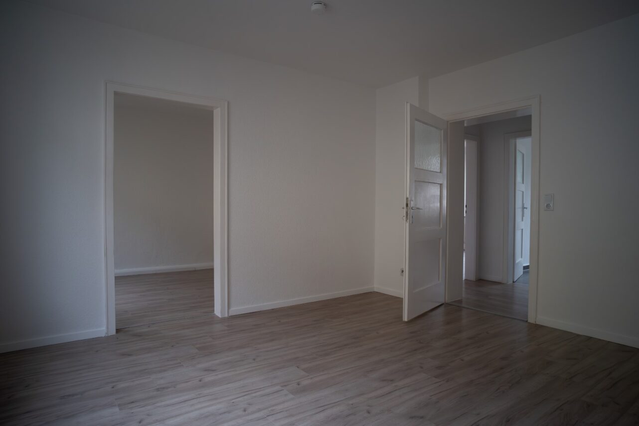 Wohnbereich mit Durchgang – Musterwohnung Fulda